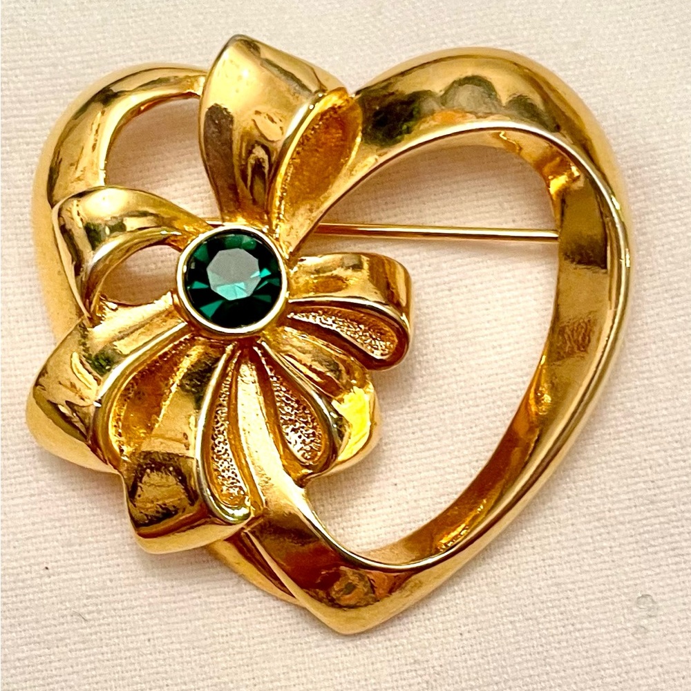 Avon Gold Heart Brooch With Flower Ribbon Centered With Sparkling Green Stone